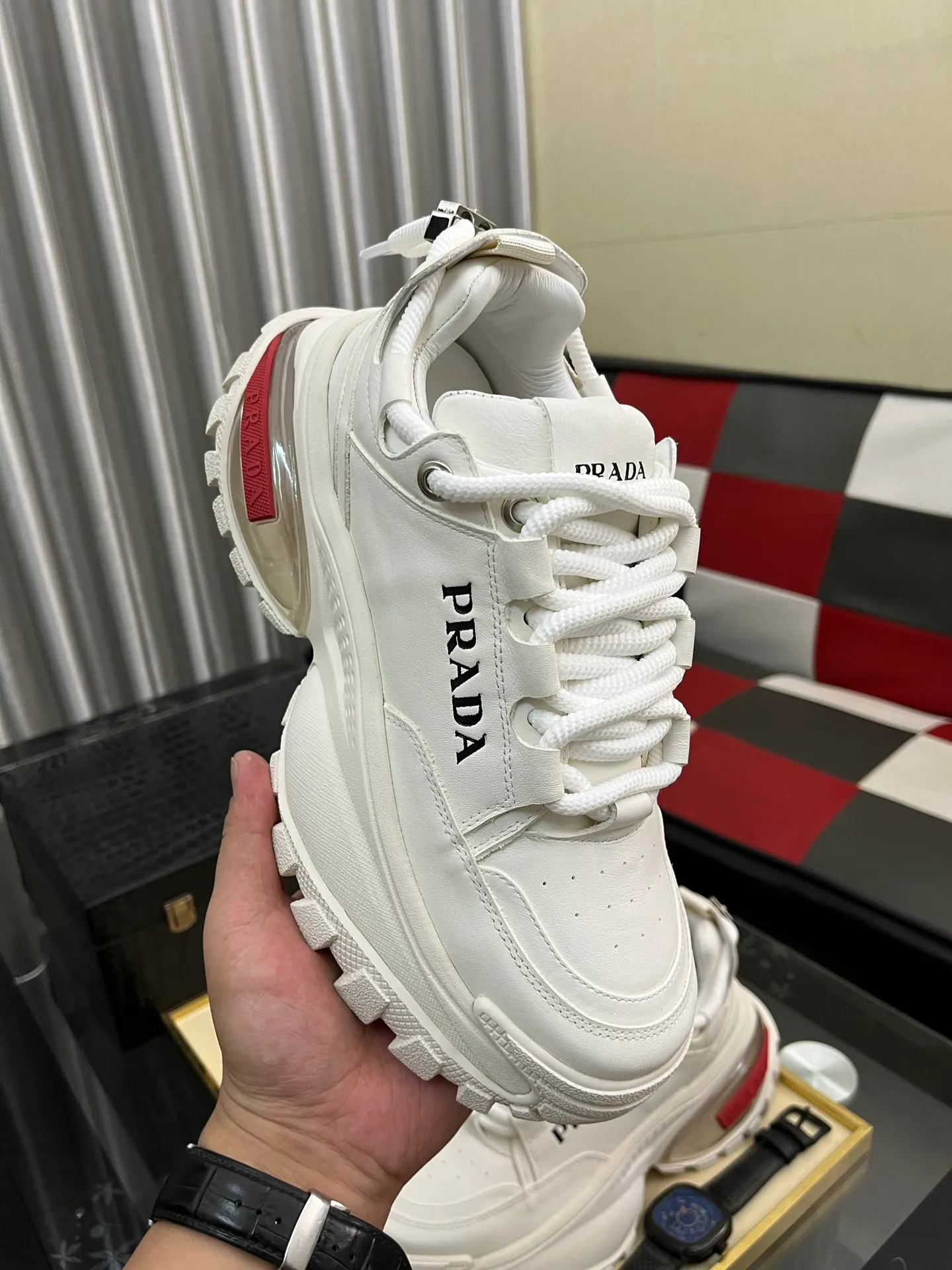 Men's shoes 💰: 800⌚️⌚️🔝High version The new PRADA (Prada) counters are launched simultaneously. The new men's shoes and 😘fabric are selected from first-layer cowhide and are made by pure handicrafts. Lining: Full cowhide lining. 👍🏿 High-end ☄️ air-cushion molded anti-slip rubber outsole, exquisite lines, simple and elegant, comfortable and high-end for leisure travel. Code number: 38 to 443️⃣Colors available
